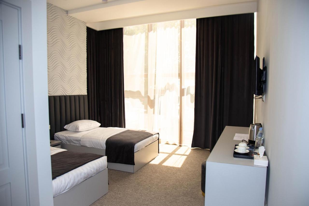 Hotel Port Plaza Evn à P'arak'ar Extérieur photo