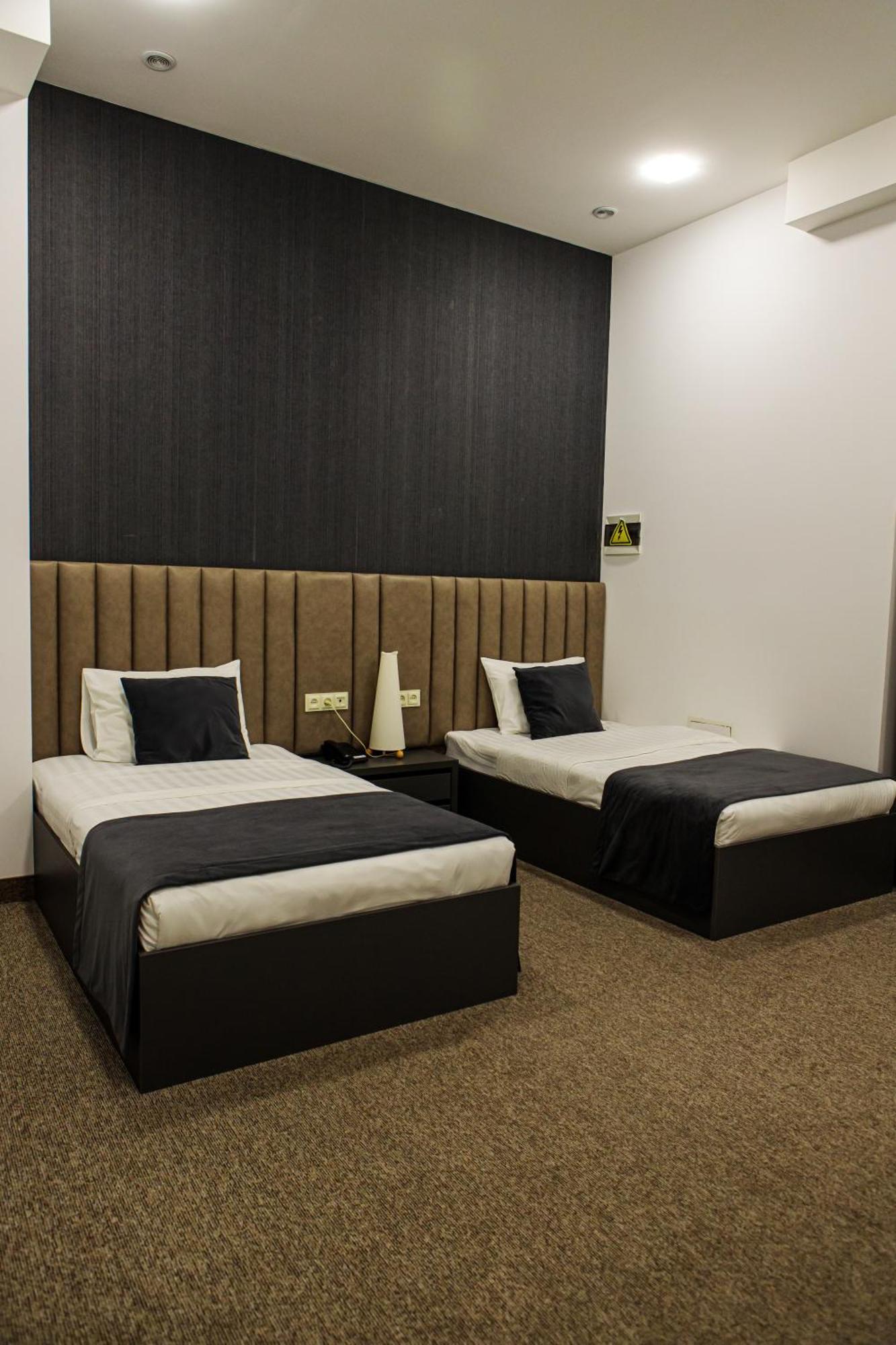 Hotel Port Plaza Evn à P'arak'ar Extérieur photo