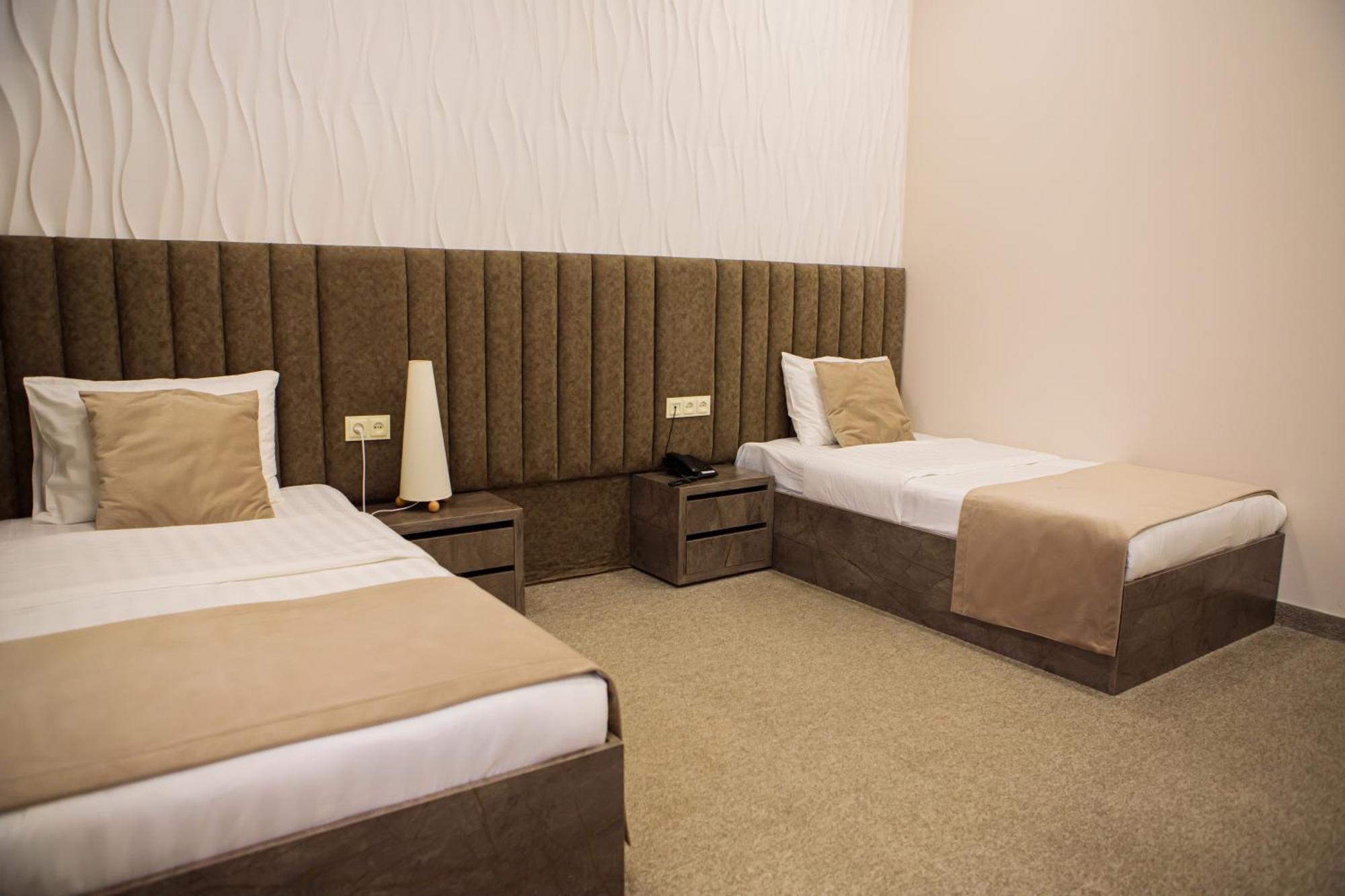 Hotel Port Plaza Evn à P'arak'ar Extérieur photo