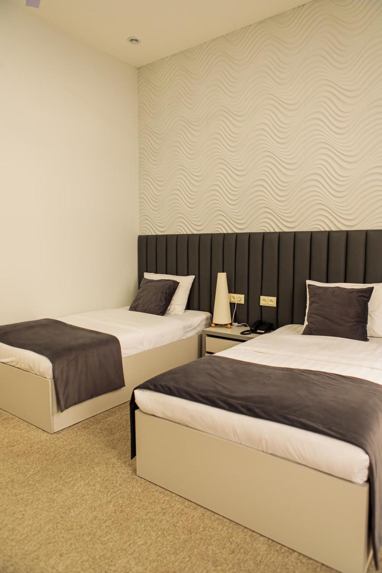 Hotel Port Plaza Evn à P'arak'ar Extérieur photo